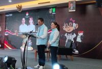 Pasangan calon wali kota dan wakil wali kota Batam nomor urut 2, Amsakar Achmad dan Li Claudia Chandra, yang dikenal dengan akronim ASLI, memaparkan visi dan misi mereka untuk membangun Kota Batam dalam debat terbuka pertama, Jumat (1/11/2024) malam. Foto: INIKEPRI.COM