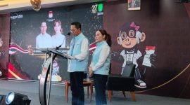 Pasangan calon wali kota dan wakil wali kota Batam nomor urut 2, Amsakar Achmad dan Li Claudia Chandra, yang dikenal dengan akronim ASLI, memaparkan visi dan misi mereka untuk membangun Kota Batam dalam debat terbuka pertama, Jumat (1/11/2024) malam. Foto: INIKEPRI.COM