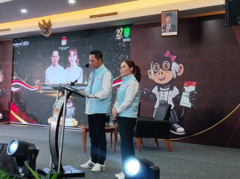 Pasangan calon wali kota dan wakil wali kota Batam nomor urut 2, Amsakar Achmad dan Li Claudia Chandra, yang dikenal dengan akronim ASLI, memaparkan visi dan misi mereka untuk membangun Kota Batam dalam debat terbuka pertama, Jumat (1/11/2024) malam. Foto: INIKEPRI.COM