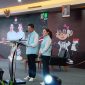 Pasangan calon wali kota dan wakil wali kota Batam nomor urut 2, Amsakar Achmad dan Li Claudia Chandra, yang dikenal dengan akronim ASLI, memaparkan visi dan misi mereka untuk membangun Kota Batam dalam debat terbuka pertama, Jumat (1/11/2024) malam. Foto: INIKEPRI.COM
