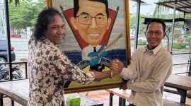 Parlindungan Yudha Marbun saat memberikan lukisan karyanya kepada Amsakar Achmad. Foto: INIKEPRI.COM