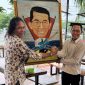 Parlindungan Yudha Marbun saat memberikan lukisan karyanya kepada Amsakar Achmad. Foto: INIKEPRI.COM