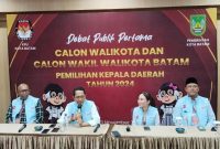 Amsakar Achmad dan Li Claudia Chandra saat press conference seusai debat Pilwako Batam 2024. Foto: INIKEPRI.COM