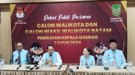 Amsakar Achmad dan Li Claudia Chandra saat press conference seusai debat Pilwako Batam 2024. Foto: INIKEPRI.COM
