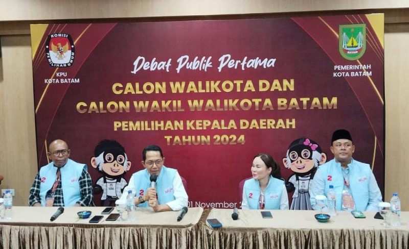 Amsakar Achmad dan Li Claudia Chandra saat press conference seusai debat Pilwako Batam 2024. Foto: INIKEPRI.COM