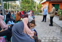 Cen Sui Lan - Jarmin bersama warga Desa Kadur, Kecamatan Pulau Laut. Foto: INIKEPRI.COM
