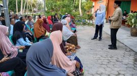 Cen Sui Lan - Jarmin bersama warga Desa Kadur, Kecamatan Pulau Laut. Foto: INIKEPRI.COM