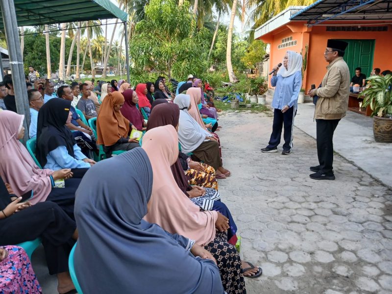 Cen Sui Lan - Jarmin bersama warga Desa Kadur, Kecamatan Pulau Laut. Foto: INIKEPRI.COM