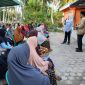 Cen Sui Lan - Jarmin bersama warga Desa Kadur, Kecamatan Pulau Laut. Foto: INIKEPRI.COM