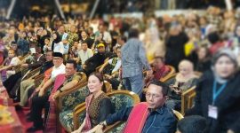 Amsakar Achmad-Li Claudia Chandra dan Ansar Ahmad-Nyanyang Haris Pratamanura saat menghadiri Pesta Bangsi Batak Marsada. Foto: INIKEPRI.COM