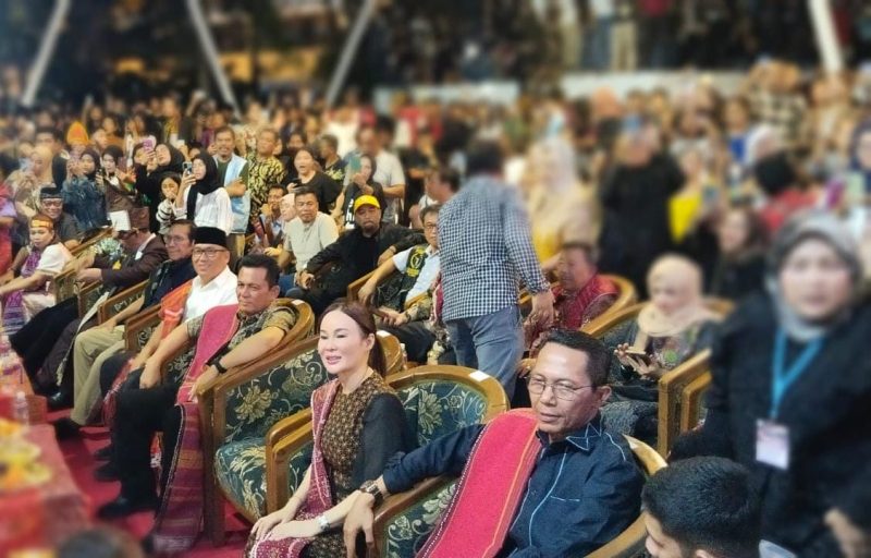 Amsakar Achmad-Li Claudia Chandra dan Ansar Ahmad-Nyanyang Haris Pratamanura saat menghadiri Pesta Bangsi Batak Marsada. Foto: INIKEPRI.COM