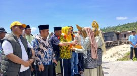 Cen Sui Lan Jarmin disambut dengan senang oleh warga seluan. Foto: INIKEPRI.COM