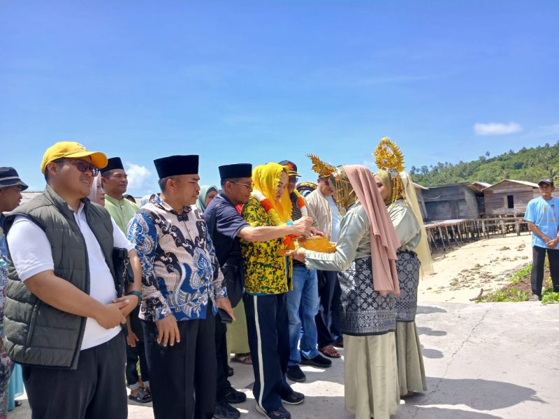 Cen Sui Lan Jarmin disambut dengan senang oleh warga seluan. Foto: INIKEPRI.COM