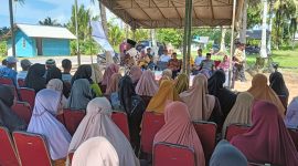 Mantan Bupati Natuna Daeng Rusnadi turut mendampingi Paslon no urut I, Cen Sui Lan - Jarmin Sidik  saat melakukan kampanye dialogis terbuka, di desa Gunung Durian, Selasa (5/11/2024). Foto: INIKEPRI.COM