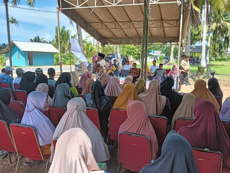 Mantan Bupati Natuna Daeng Rusnadi turut mendampingi Paslon no urut I, Cen Sui Lan - Jarmin Sidik  saat melakukan kampanye dialogis terbuka, di desa Gunung Durian, Selasa (5/11/2024). Foto: INIKEPRI.COM