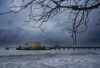 Aktivitas kapal penyeberangan dalam periode musim hujan. Foto : ASDP