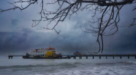Aktivitas kapal penyeberangan dalam periode musim hujan. Foto : ASDP
