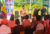 Bunyamin alias Pakle, mengucapkan terimakasih kepada Cen Sui Lan atas pembangunan jalan penghubung Sededap-Teluk Labuh melalui program PISEW tahun 2023. Foto: INIKEPRI.COM