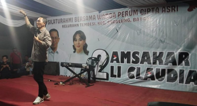 Amsakar saat kampanye di Perumahan Cipta Asri, Tembesi pada Jumat (8/11/2024) malam. Foto: INIKEPRI.COM
