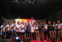 Calon Walikota Batam Amsakar Achmad bersama calon Wakil Walikota Li Claudia Chandra, yang dikenal dengan pasangan ASLI, mendapatkan sambutan hangat saat menghadiri acara silaturahmi Urang Awak di SP Plaza Batu Aji, Sabtu (9/11/2024) malam. Foto: INIKEPRI.COM