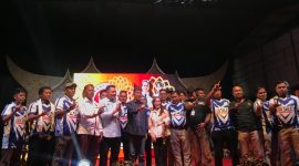 Calon Walikota Batam Amsakar Achmad bersama calon Wakil Walikota Li Claudia Chandra, yang dikenal dengan pasangan ASLI, mendapatkan sambutan hangat saat menghadiri acara silaturahmi Urang Awak di SP Plaza Batu Aji, Sabtu (9/11/2024) malam. Foto: INIKEPRI.COM