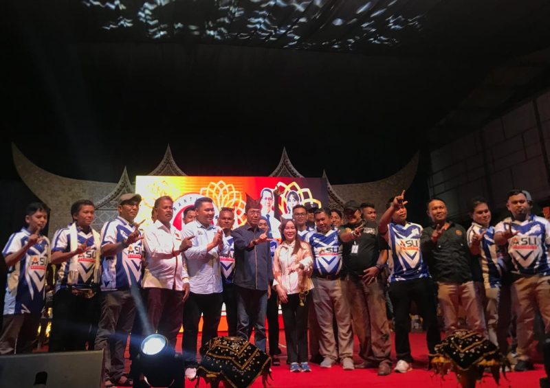 Calon Walikota Batam Amsakar Achmad bersama calon Wakil Walikota Li Claudia Chandra, yang dikenal dengan pasangan ASLI, mendapatkan sambutan hangat saat menghadiri acara silaturahmi Urang Awak di SP Plaza Batu Aji, Sabtu (9/11/2024) malam. Foto: INIKEPRI.COM