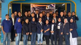 Ketua DPD Partai NasDem Kota Batam Amsakar Achmad dan pengurus berfoto bersama. Foto: INIKEPRI.COM