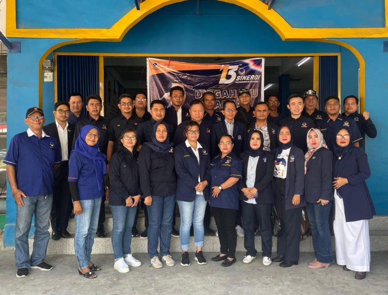 Ketua DPD Partai NasDem Kota Batam Amsakar Achmad dan pengurus berfoto bersama. Foto: INIKEPRI.COM