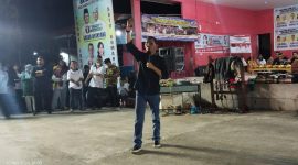 Amsakar Achmad saat kampanye di Perumahan Griya Piayu Asri (GPA) pada Minggu (10/11/2024) malam. Foto: INIKEPRI.COM