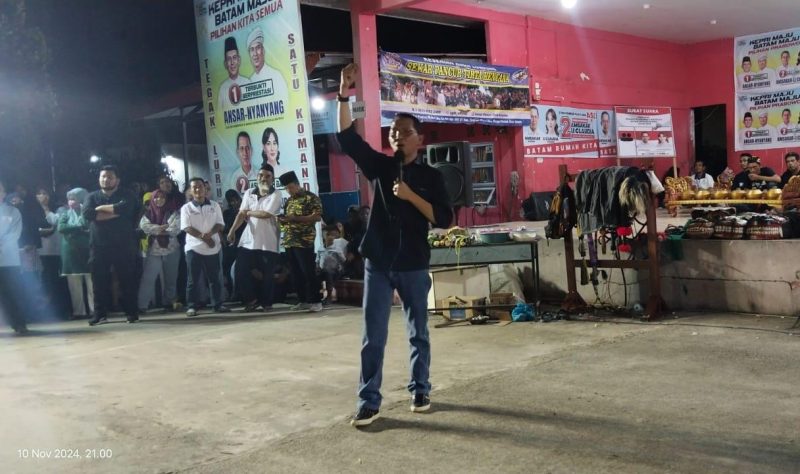 Amsakar Achmad saat kampanye di Perumahan Griya Piayu Asri (GPA) pada Minggu (10/11/2024) malam. Foto: INIKEPRI.COM