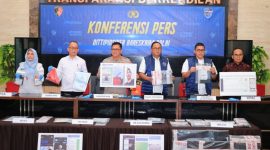 Konferensi pers penangkapan seorang tersangka yang diduga mengelola situs penyebar konten pornografi anak. Foto: dok. Humas Polri. 