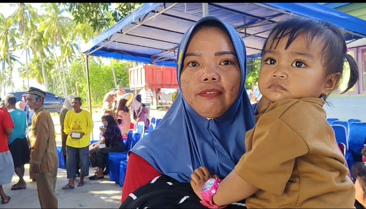 Salah satu warga Teluk Buton, Indah. Foto: INIKEPRI.COM