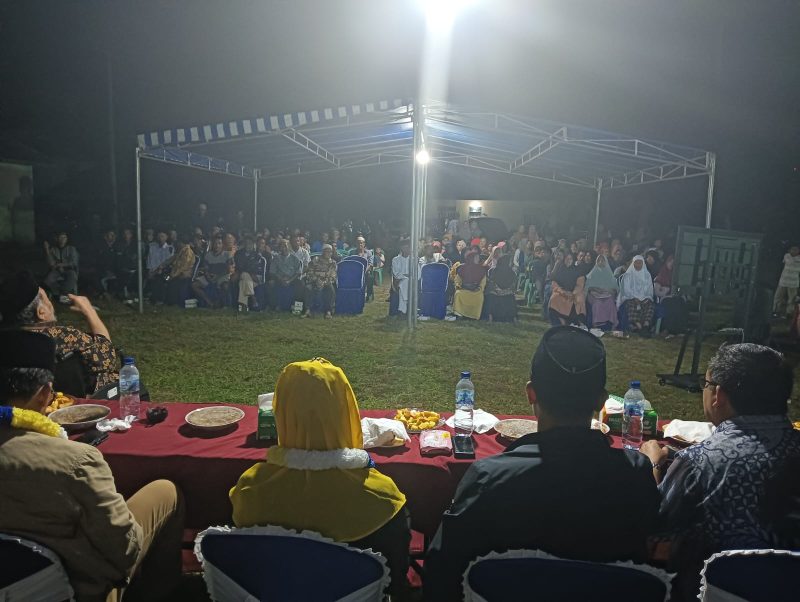 Pasangan nomor urut I, Cen Sui Lan - Jarmin Sidik, melakukan kampanye Dialogis di desa Kelanga, Kamis malam, 14/11/2024. Foto; INIKEPRI.COM