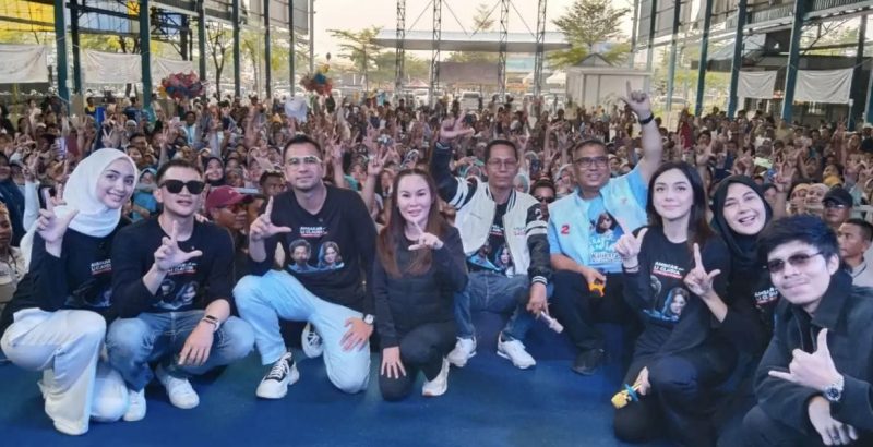 Amsakar Achmad-Li Claudia Chandra bersama Raffi Ahmad dkk berswafoto di kampanye ASLI di SP Plaza. Foto: INIKEPRI.COM