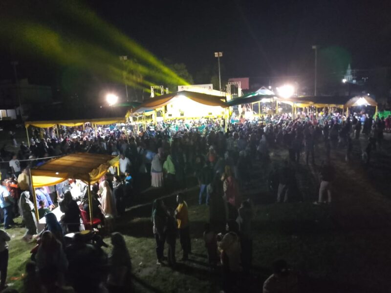 Seribuan warga menghadiri acara kampanye Akbar Pasangan Calon Gubernur Keperi Nomor Urut 1, Ansar Ahmad - Nyanyang di Lapangan Bola Kaki Sri Srindit Ranai, Kecamatan Bunguran Timur, Rabu (20/11/2024) malam. Foto: INIKEPRI.COM