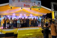 Ribuan masyarakat Natuna tumpah ruah di lapangan bola kaki Sriserindit, pada Rabu malam (20/11/2024). Kedatangan ribuan masyarakat itu untuk menyaksikan kampanye Akbar Paslon no urut I, Ansar - Nyanyang bersama calon Bupati Natuna Cen Sui Lan -Jarmin Sidik beserta partai pendukung, sekaligus menghadirkan penyanyi religi Opick dan Ustad  Abdil Muhadir. Foto: INIKEPRI.COM
