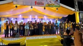 Ribuan masyarakat Natuna tumpah ruah di lapangan bola kaki Sriserindit, pada Rabu malam (20/11/2024). Kedatangan ribuan masyarakat itu untuk menyaksikan kampanye Akbar Paslon no urut I, Ansar - Nyanyang bersama calon Bupati Natuna Cen Sui Lan -Jarmin Sidik beserta partai pendukung, sekaligus menghadirkan penyanyi religi Opick dan Ustad  Abdil Muhadir. Foto: INIKEPRI.COM
