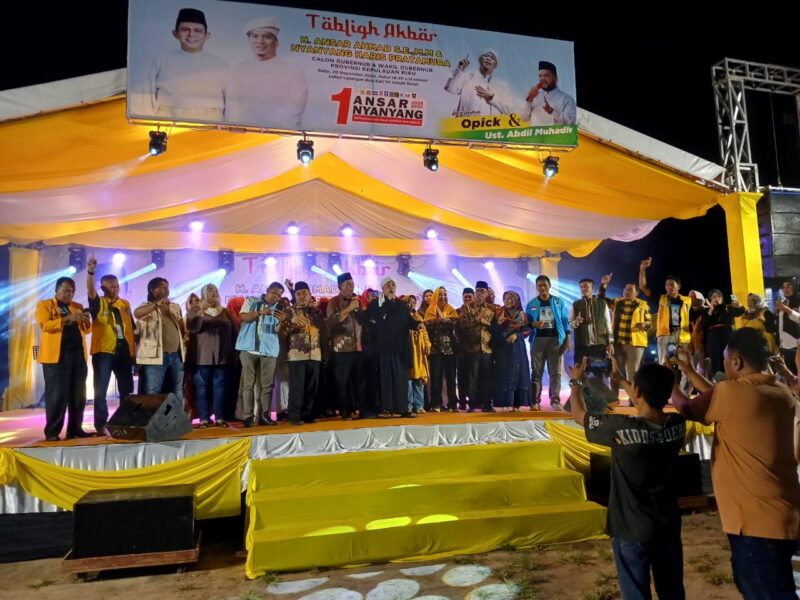 Ribuan masyarakat Natuna tumpah ruah di lapangan bola kaki Sriserindit, pada Rabu malam (20/11/2024). Kedatangan ribuan masyarakat itu untuk menyaksikan kampanye Akbar Paslon no urut I, Ansar - Nyanyang bersama calon Bupati Natuna Cen Sui Lan -Jarmin Sidik beserta partai pendukung, sekaligus menghadirkan penyanyi religi Opick dan Ustad  Abdil Muhadir. Foto: INIKEPRI.COM
