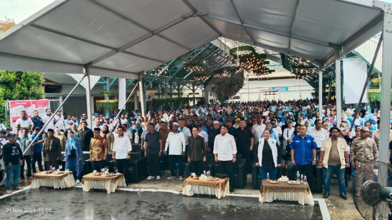 Ribuan warga membludak saat menghadiri kegiatan Konsolidasi dan Apel Siaga ASLI SAYANG Kota Batam menang Pilkada 2024. Foto: INIKEPRI.COM