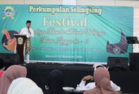 Amsakar Achmad membuka secara resmi Festival Bunda Tanah Melayu Riau Lingga Ke-2 yang ditaja Perkumpulan Selingsing (Senayan Lingga Singkep) di Atrium C Mall Botania 2, Kamis (21/11) siang. Foto; INIKEPRI.COM