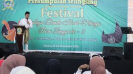 Amsakar Achmad membuka secara resmi Festival Bunda Tanah Melayu Riau Lingga Ke-2 yang ditaja Perkumpulan Selingsing (Senayan Lingga Singkep) di Atrium C Mall Botania 2, Kamis (21/11) siang. Foto; INIKEPRI.COM