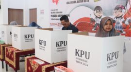 Wakil Wali Kota Batam, Amsakar Achmad menyalurkan hak pilihnya di TPS 18 Perumahan KDA, Batam Center, Kecamatan Batam Kota, pada Rabu (27/11/2024) pagi. Foto: INIKEPRI.COM