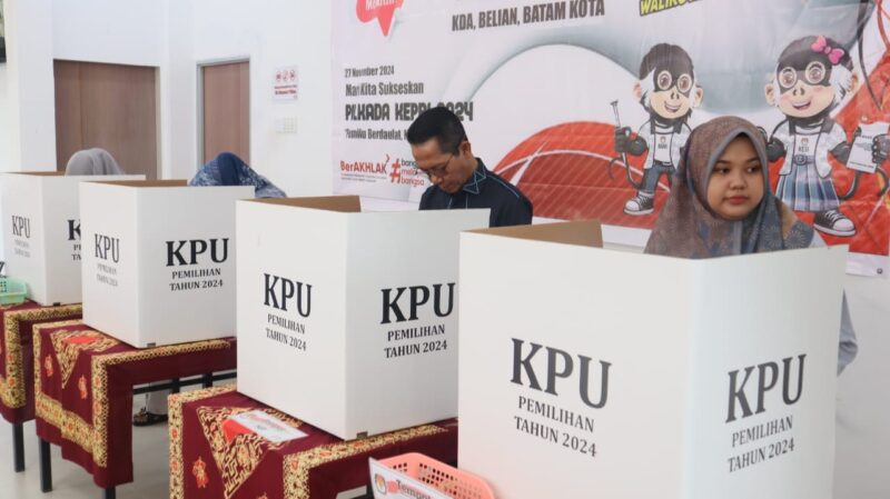Wakil Wali Kota Batam, Amsakar Achmad menyalurkan hak pilihnya di TPS 18 Perumahan KDA, Batam Center, Kecamatan Batam Kota, pada Rabu (27/11/2024) pagi. Foto: INIKEPRI.COM