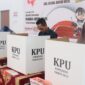 Wakil Wali Kota Batam, Amsakar Achmad menyalurkan hak pilihnya di TPS 18 Perumahan KDA, Batam Center, Kecamatan Batam Kota, pada Rabu (27/11/2024) pagi. Foto: INIKEPRI.COM