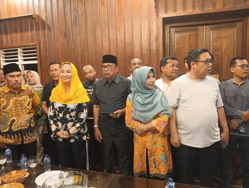 Konferensi pers Cen Sui Lan-Jarmin Sidik. Foto: INIKEPRI.COM