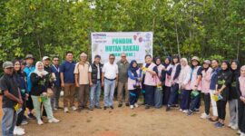 Dalam rangka memperingati Hari Menanam Pohon Indonesia, PT PLN Batam serta PLN Group seluruh Indonesia secara serentak melaksanakan kegiatan penanaman pohon. Foto: PLN Batam