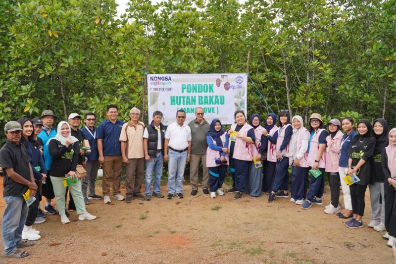 Dalam rangka memperingati Hari Menanam Pohon Indonesia, PT PLN Batam serta PLN Group seluruh Indonesia secara serentak melaksanakan kegiatan penanaman pohon. Foto: PLN Batam