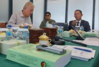 Amsakar Achmad saat mempresentasikan hasil penelitiannya yang berjudul ‘Implementasi Kebijakan Ex-Officio dalam Pengembangan Kawasan Perdagangan Bebas dan Pelabuhan Bebas’ di Kampus IPDN, Jalan Ampera Raya No.1, Pasar Minggu, Jakarta Selatan, Sabtu (30/11/2024). Foto: INIKEPRI.COM