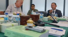 Amsakar Achmad saat mempresentasikan hasil penelitiannya yang berjudul ‘Implementasi Kebijakan Ex-Officio dalam Pengembangan Kawasan Perdagangan Bebas dan Pelabuhan Bebas’ di Kampus IPDN, Jalan Ampera Raya No.1, Pasar Minggu, Jakarta Selatan, Sabtu (30/11/2024). Foto: INIKEPRI.COM