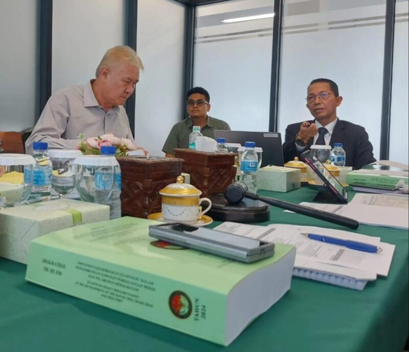 Amsakar Achmad saat mempresentasikan hasil penelitiannya yang berjudul ‘Implementasi Kebijakan Ex-Officio dalam Pengembangan Kawasan Perdagangan Bebas dan Pelabuhan Bebas’ di Kampus IPDN, Jalan Ampera Raya No.1, Pasar Minggu, Jakarta Selatan, Sabtu (30/11/2024). Foto: INIKEPRI.COM